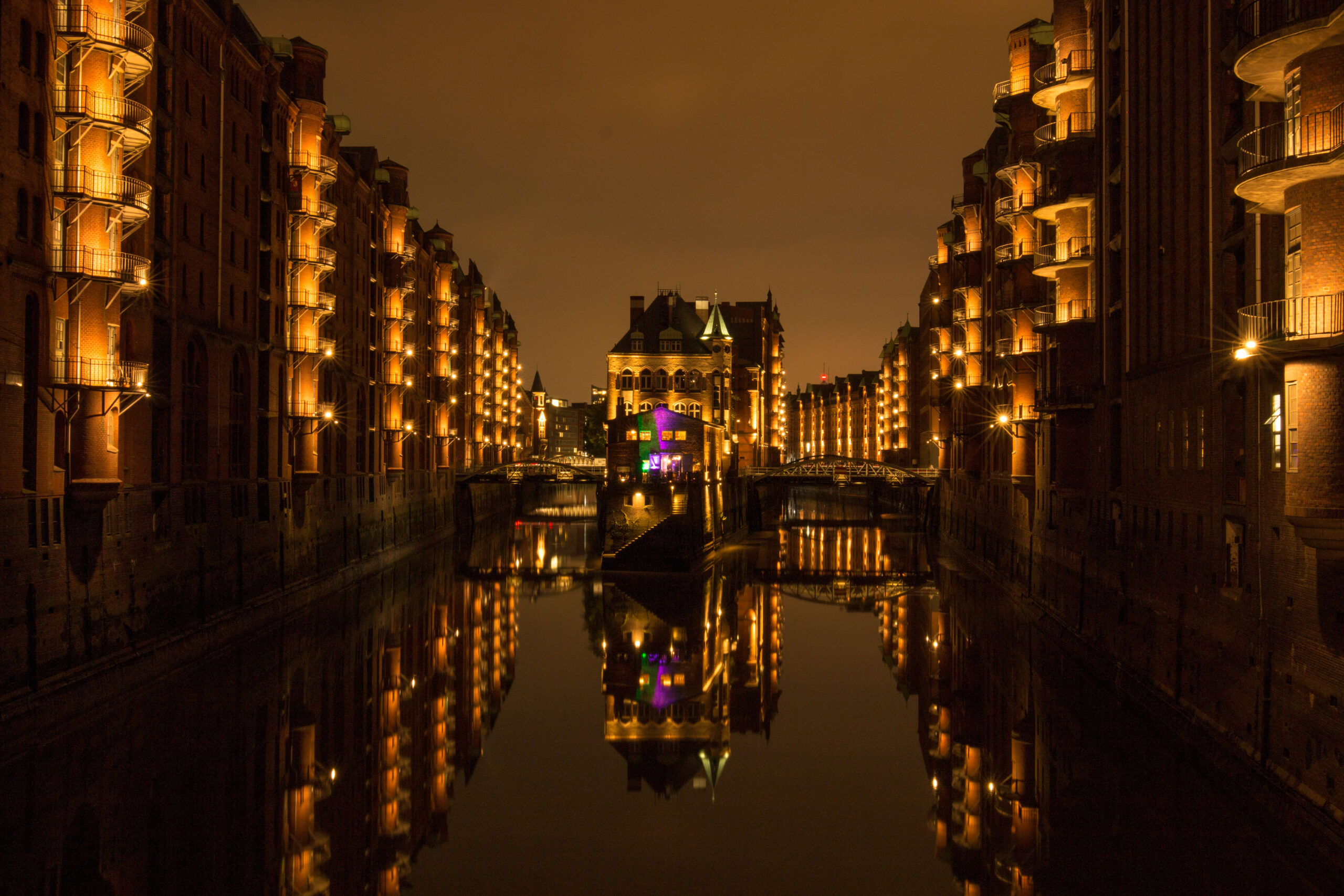 Wasserschloss in der Hamburger Speicherstadt bei Nacht, Hamburger Speicherstadt, Wasserschloss Hamburg spiegelt sich im Wasser