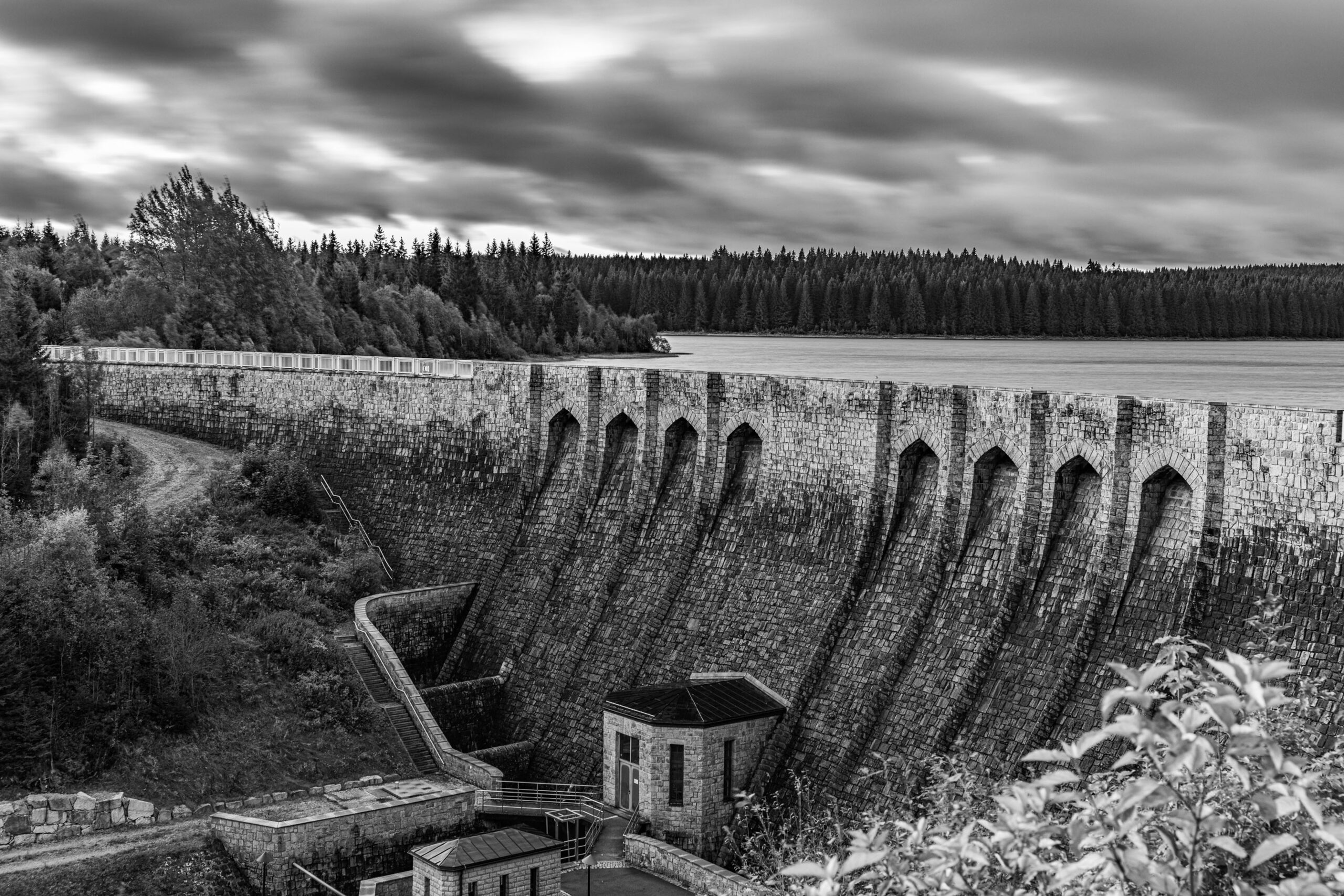 Staumauer der Talsperre Carlsfeld im Erzgebirge in dramatischer schwarz/weiß Aufnahme