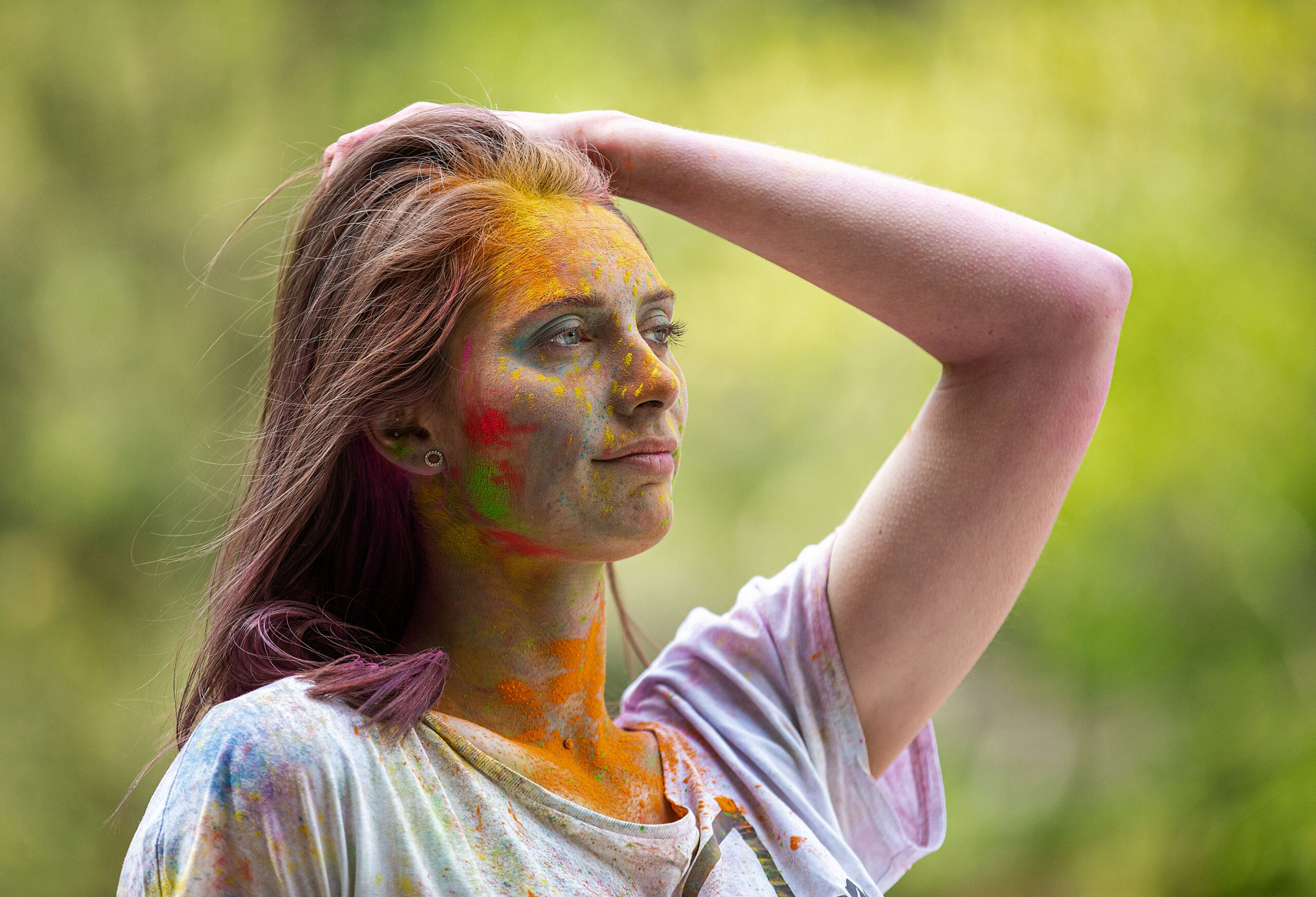 Kopfportrait einer jungen Frau welches mit Holipulver beworfen wurde