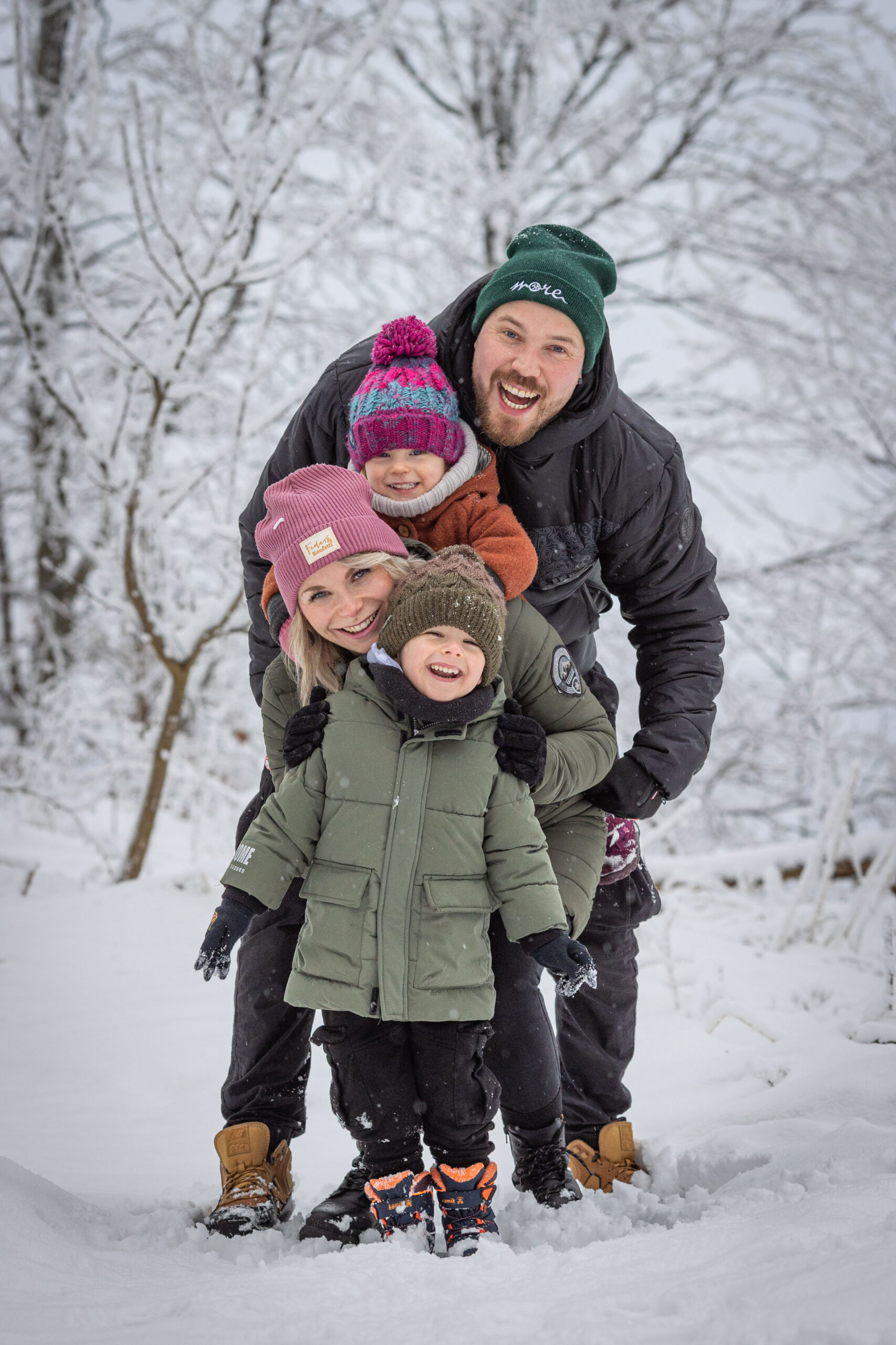 Vierköpfige Familie im Schnee