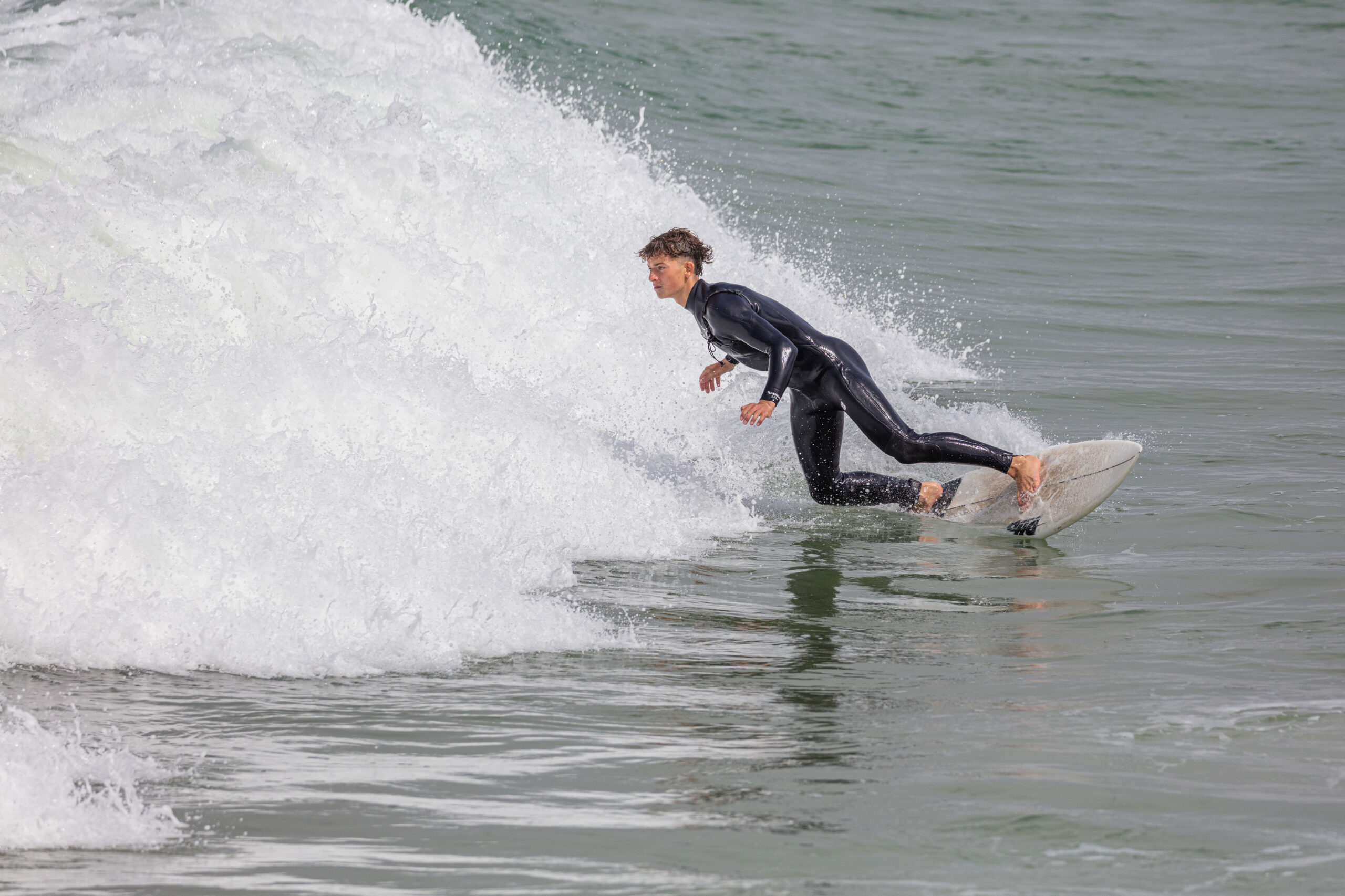 Surfer vor einer Welle in der bretonischen See