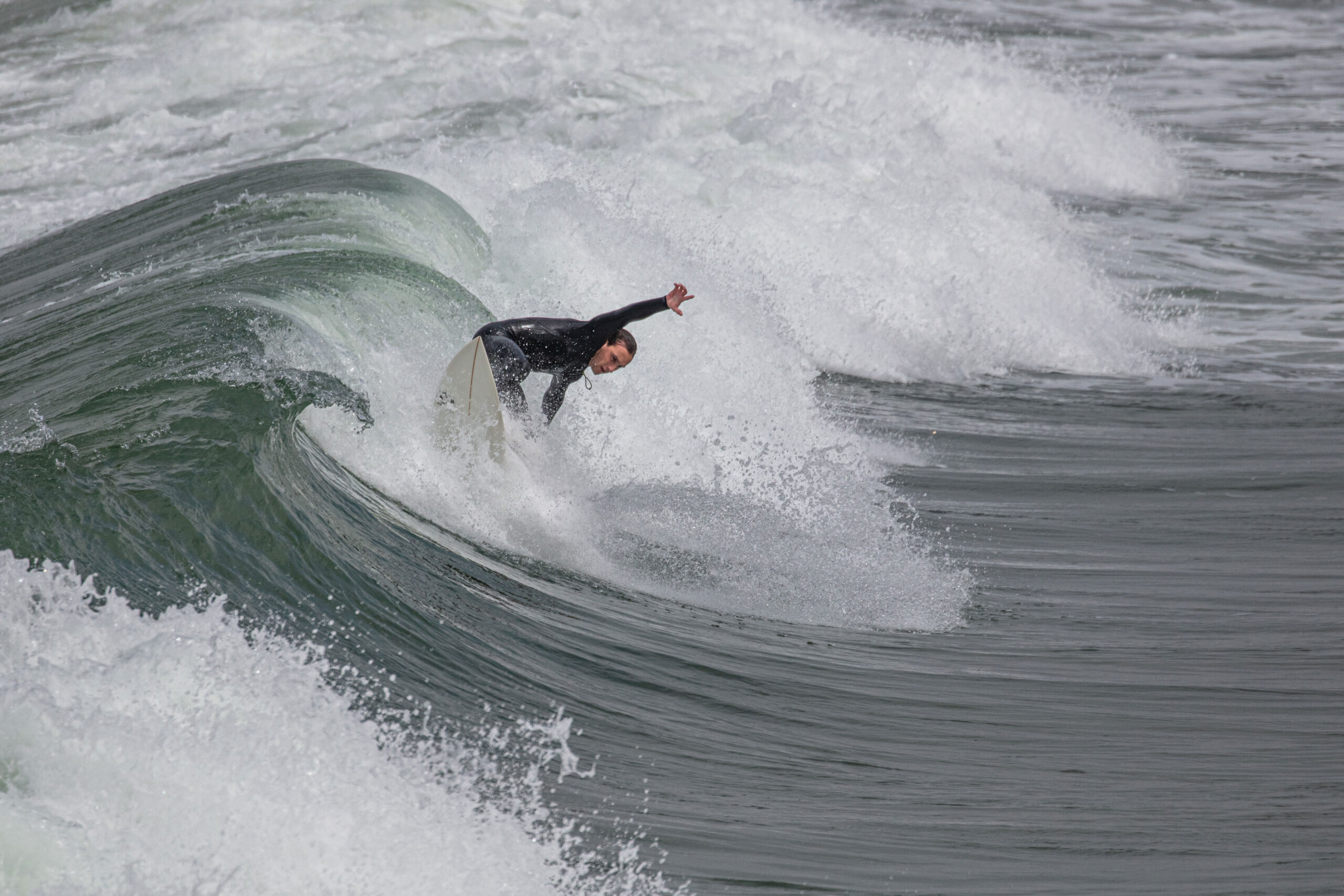 Surfer reitet eine Welle in der Bretagne