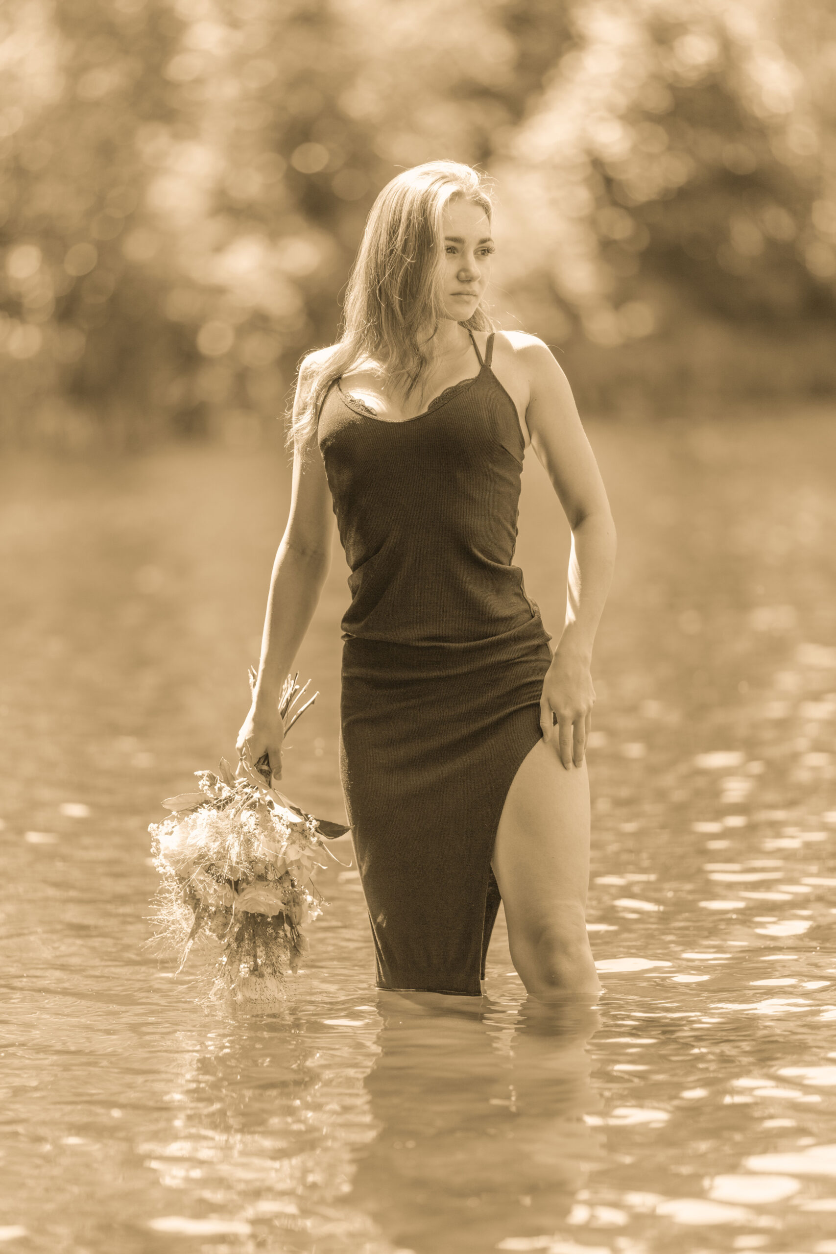 Porträt einer jungen Frau stehend in knietiefem Wasser des schwarzen Teiches bei Elterlein