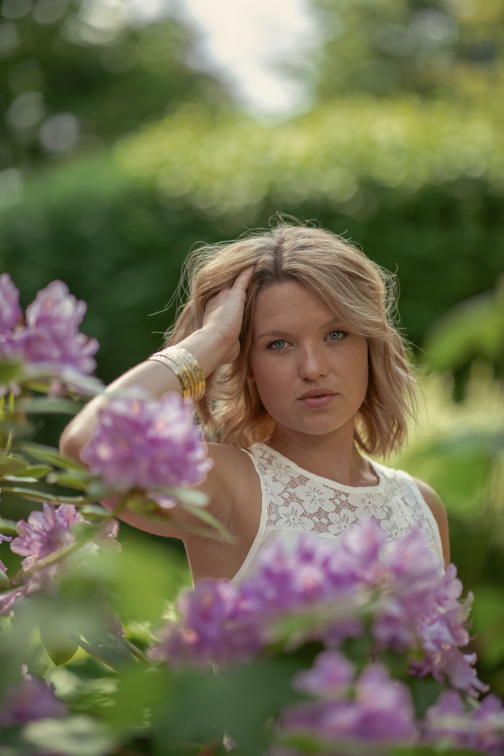 Porträt einer jungen Frau zwischen lila Blumen