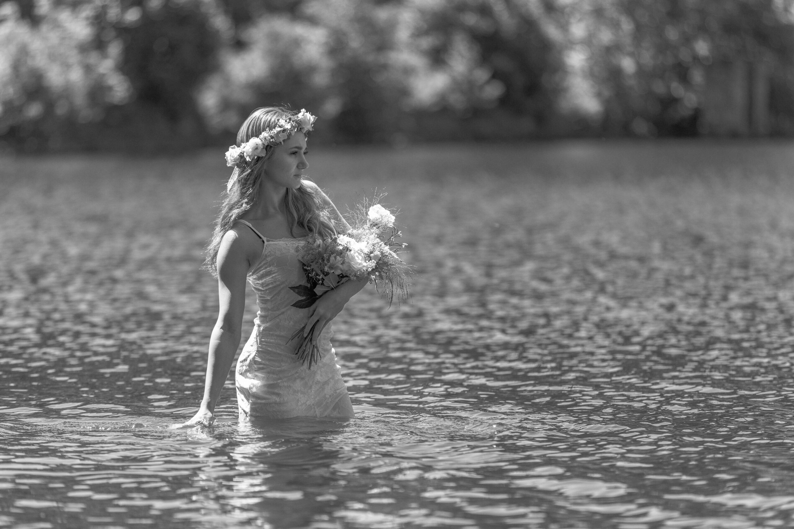 Porträt einer jungen Frau stehend in hüfthohem Wasser des schwarzen Teiches bei Elterlein