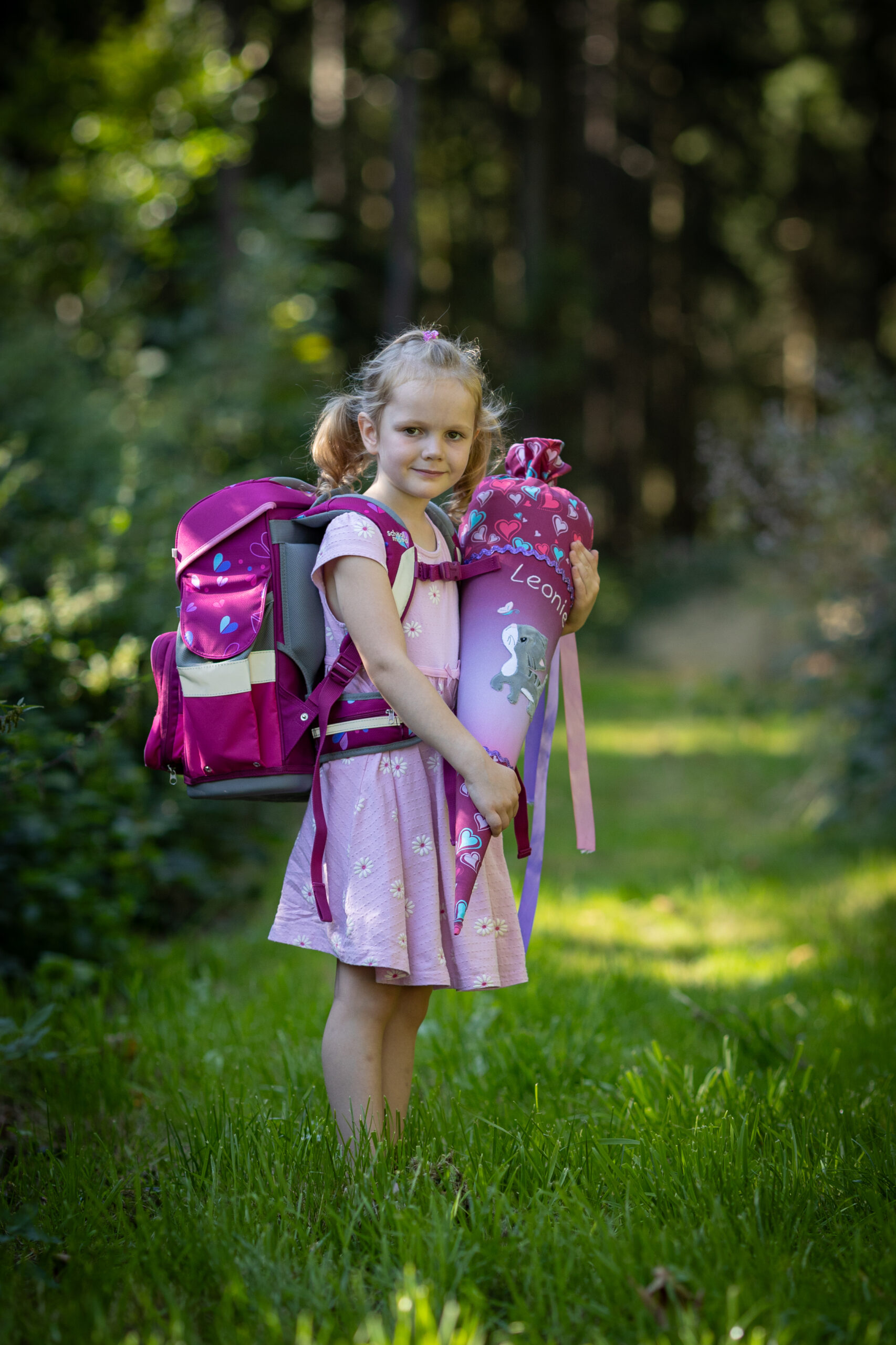 Junges Mädchen beim Schulanfang