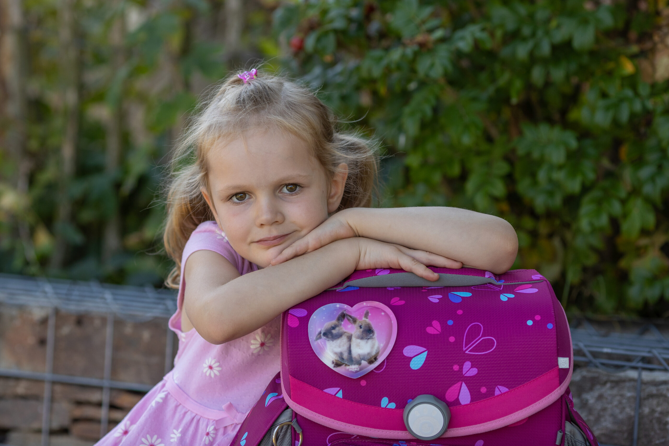 Junges Mädchen beim Schulanfang