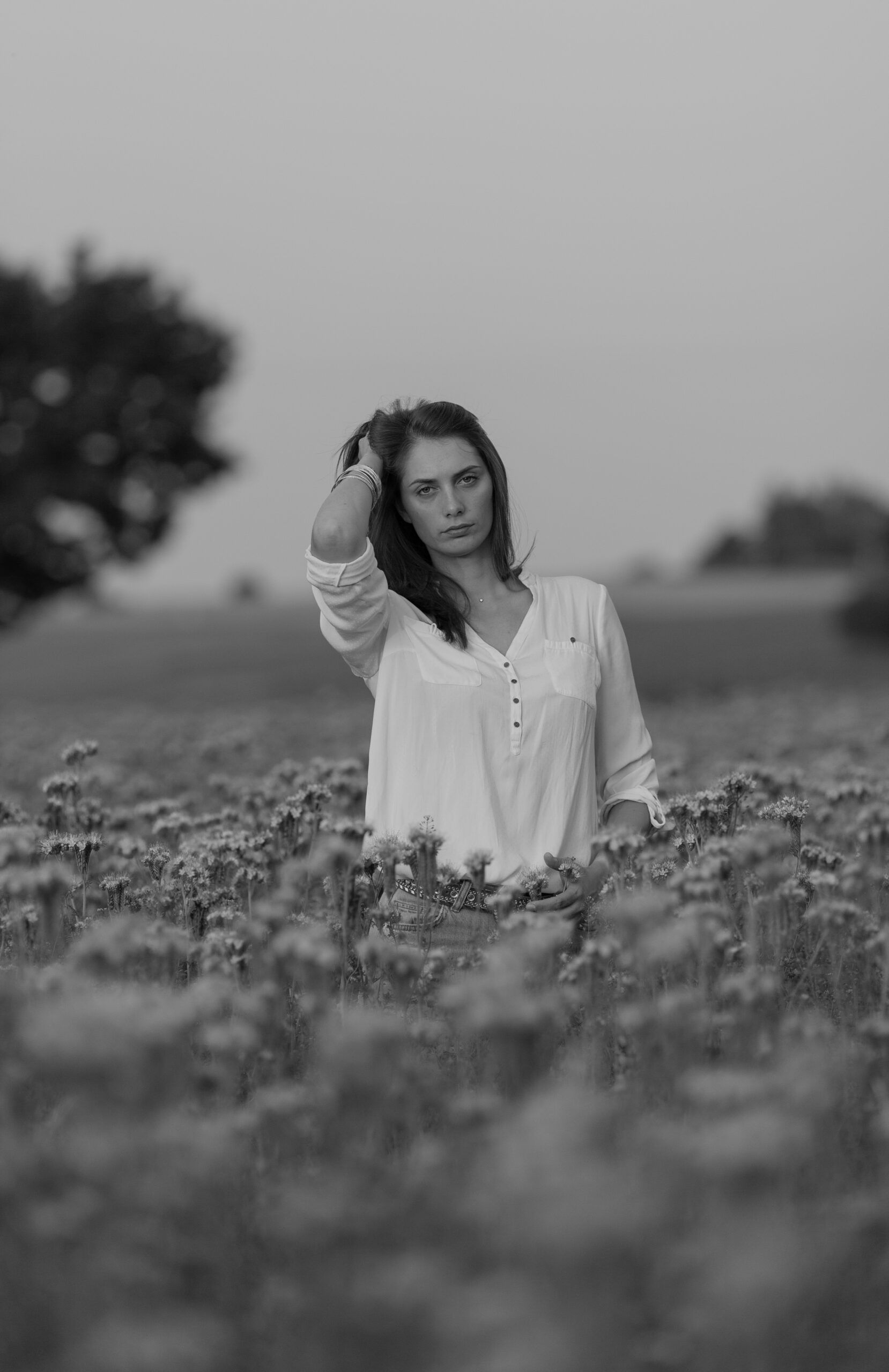 Frauenportrait in einem Feld im Erzgebirge