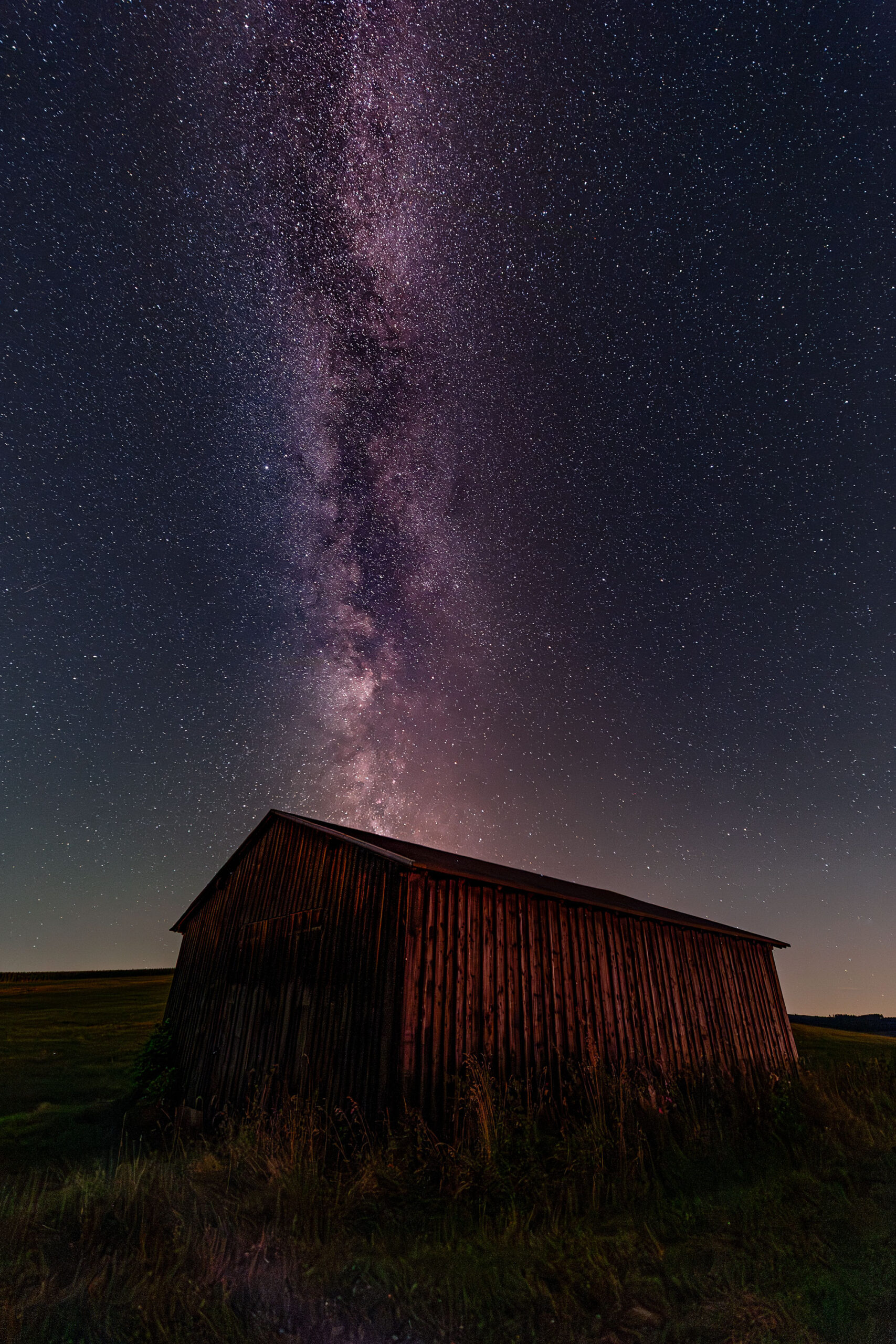 Milchstrasse über einer Scheune im Erzgebirge