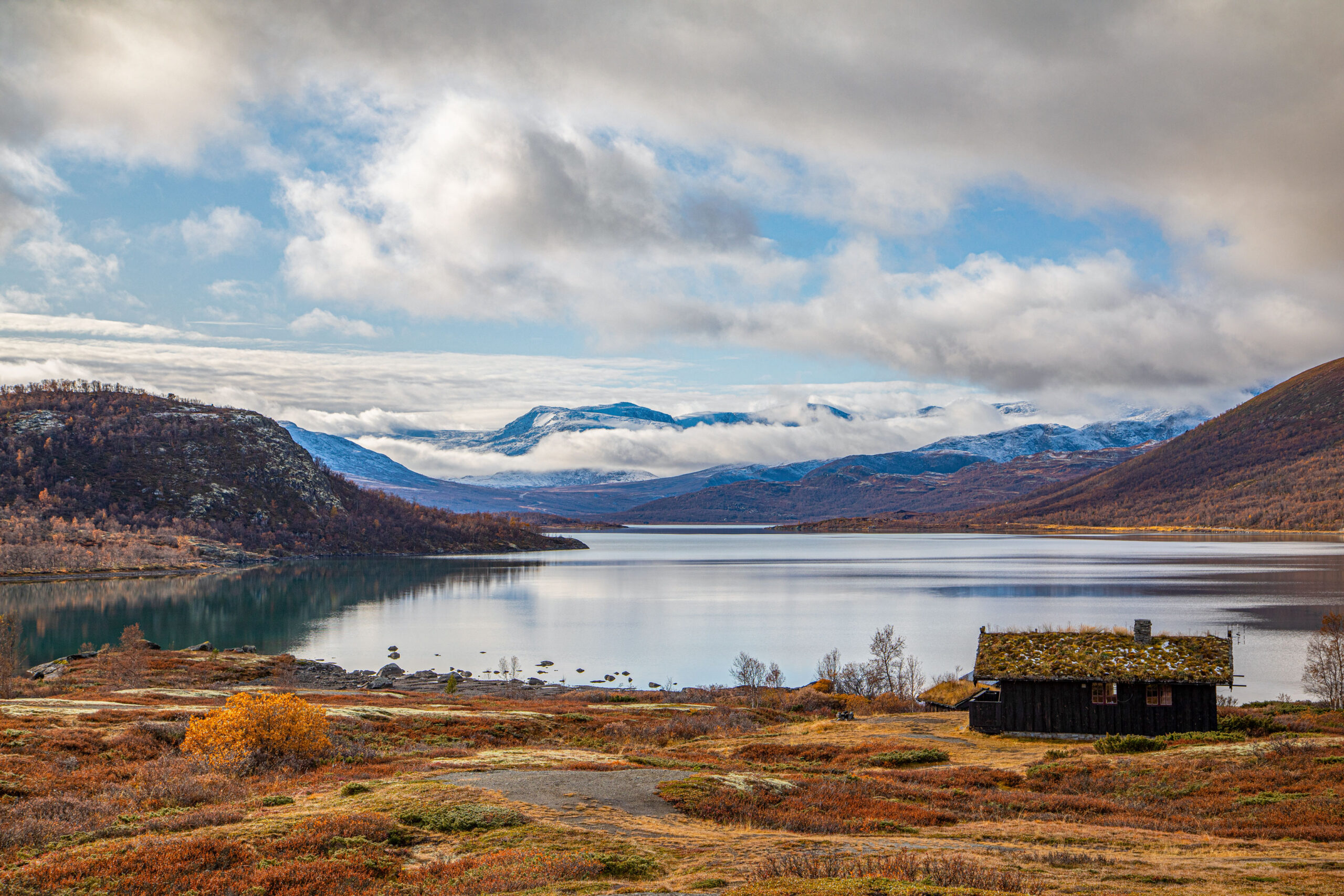 Herbst entlang der Valdresflye an einem See mit Haus
