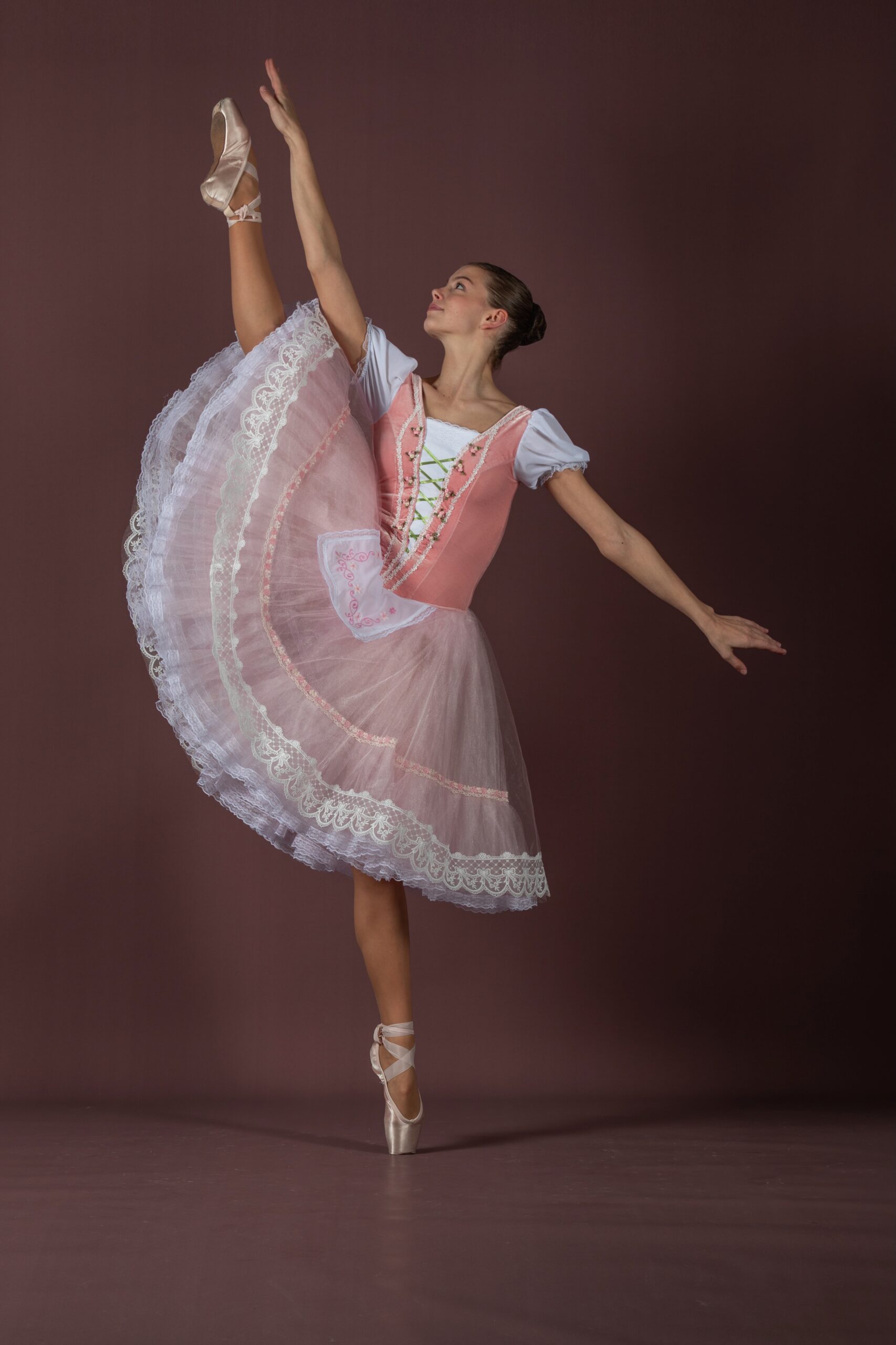 Ballerina mit Spagat im Stehen