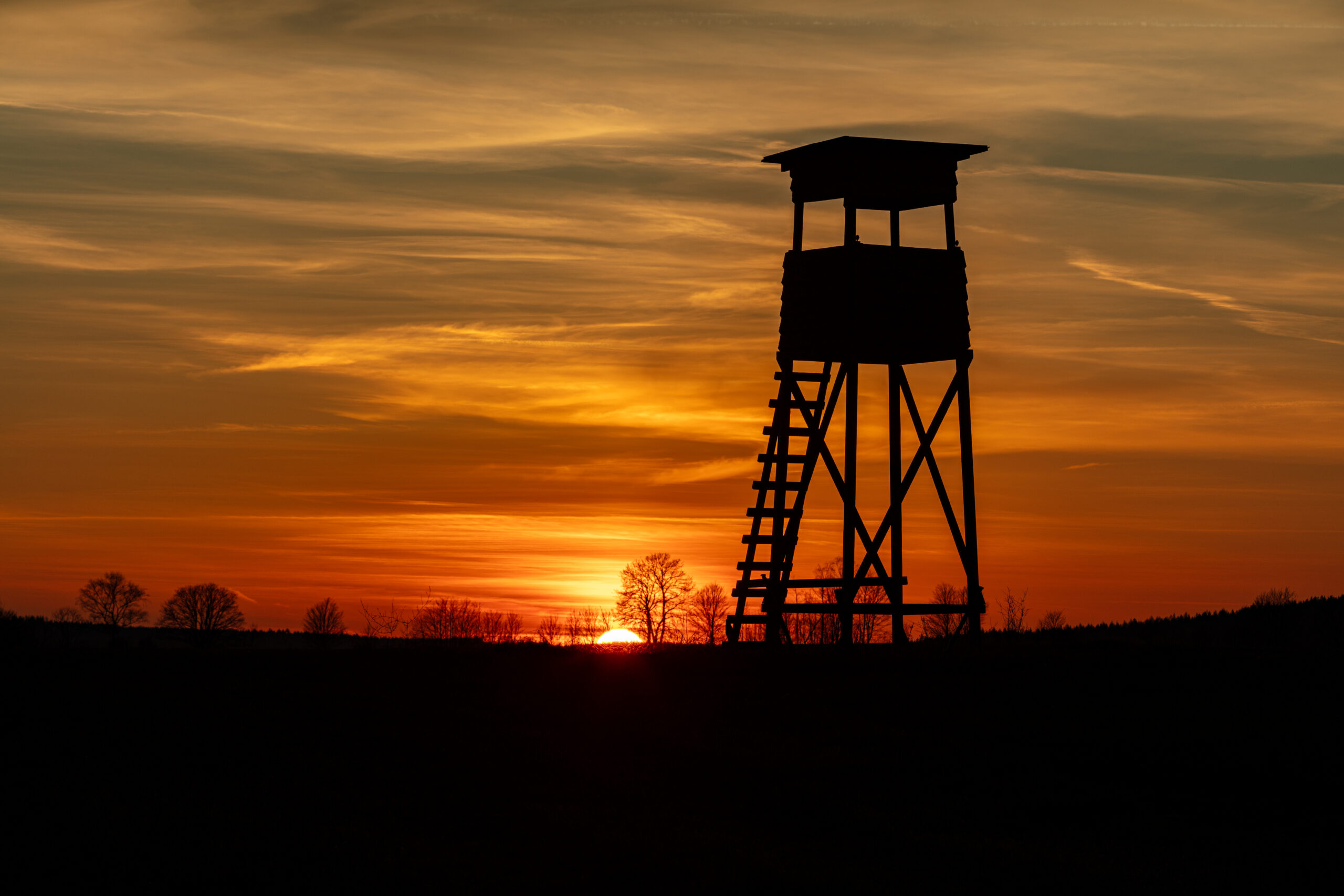 Silhouette eines Jägerstandes bei Sonnenuntergang im Erzgebirge