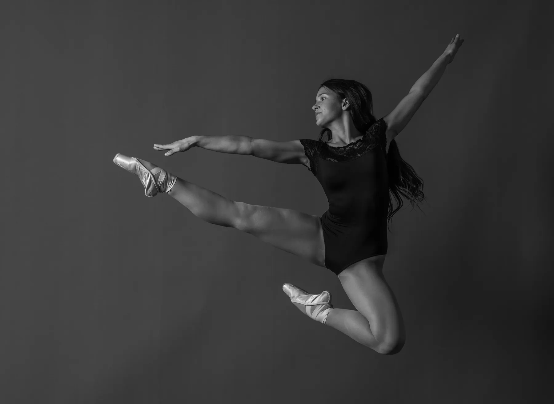 Junge Ballerina in grazielem Sprung