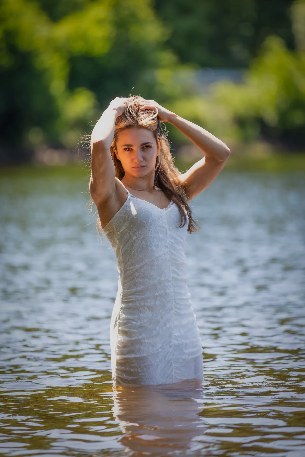 Porträtfoto einer junge Frau in weißem Kleid steht bis zu den Hüften im Wasser des Schwarzen Teiches bei Elterlein im Erzgebirge