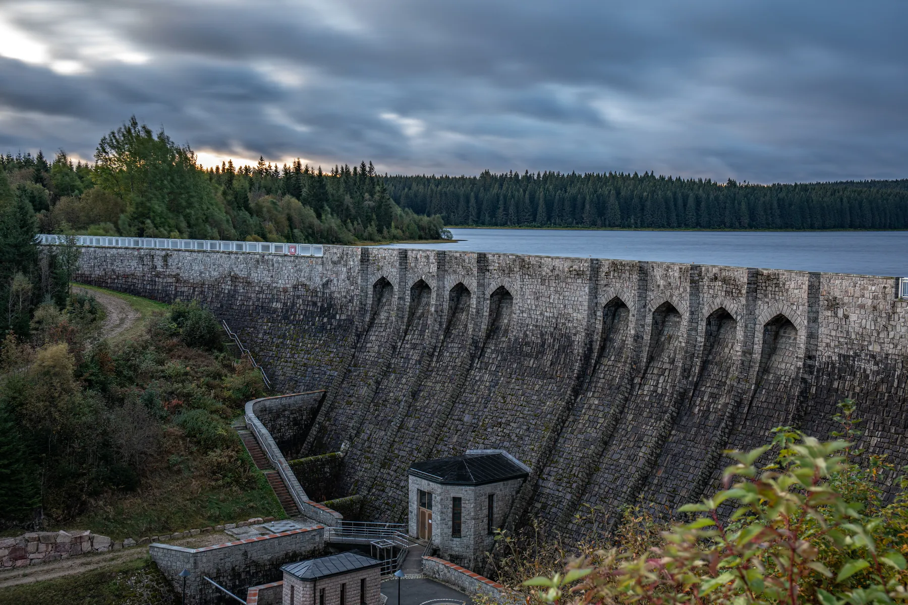 Massive Staumauer Talsperre Carlsfeld im Erzgebirge bei dramatischem Abendhimmel