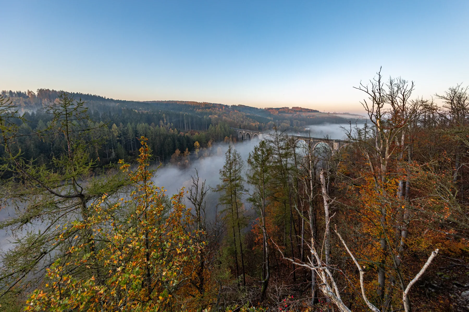 Das alte Hetzdorfer Eisenbahnviadukt im herbstlichen Nebeltal im Erzgebirge