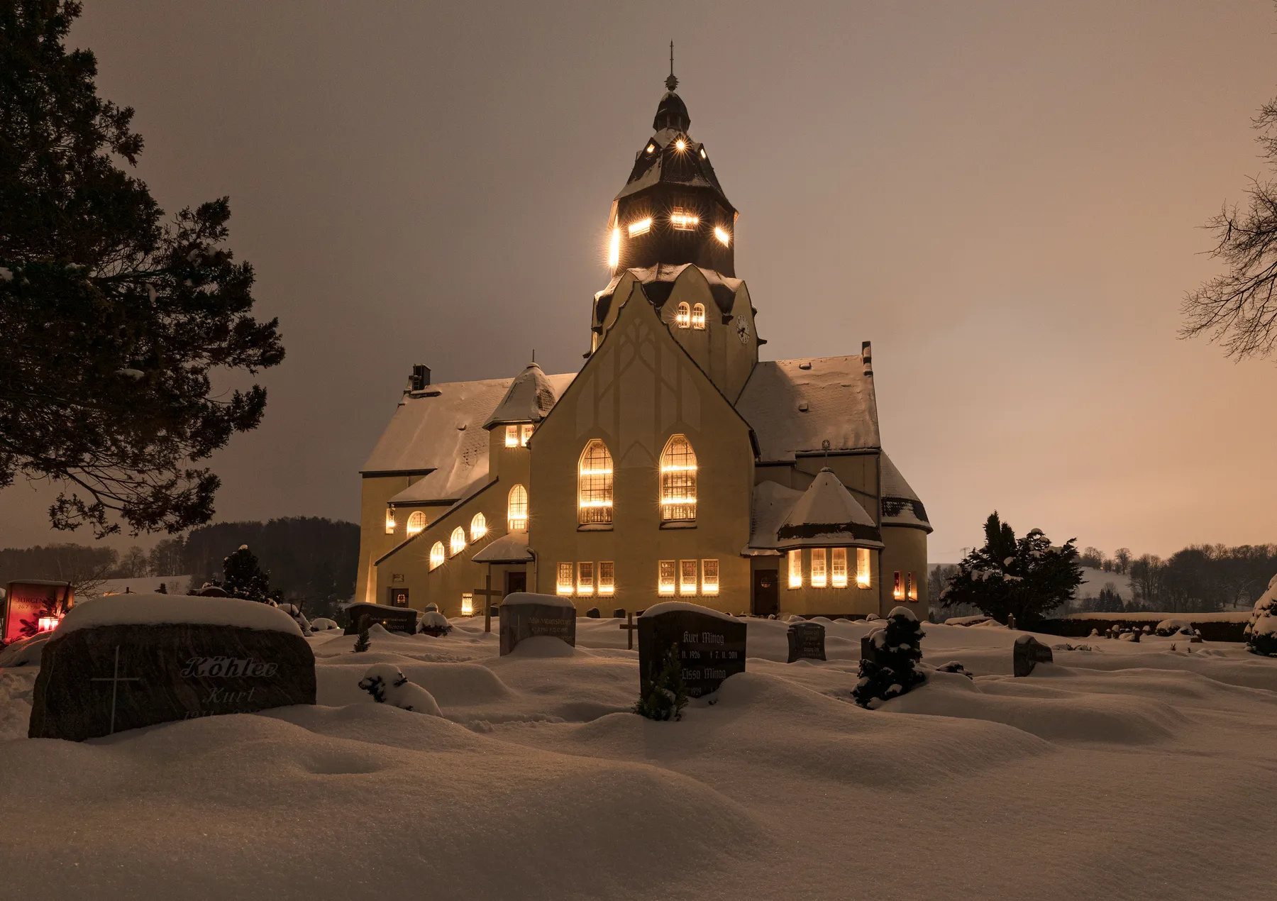 St.-Trinitatis-Kirche in Wiesa bei Nacht, winterlich beleuchtet im Erzgebirg