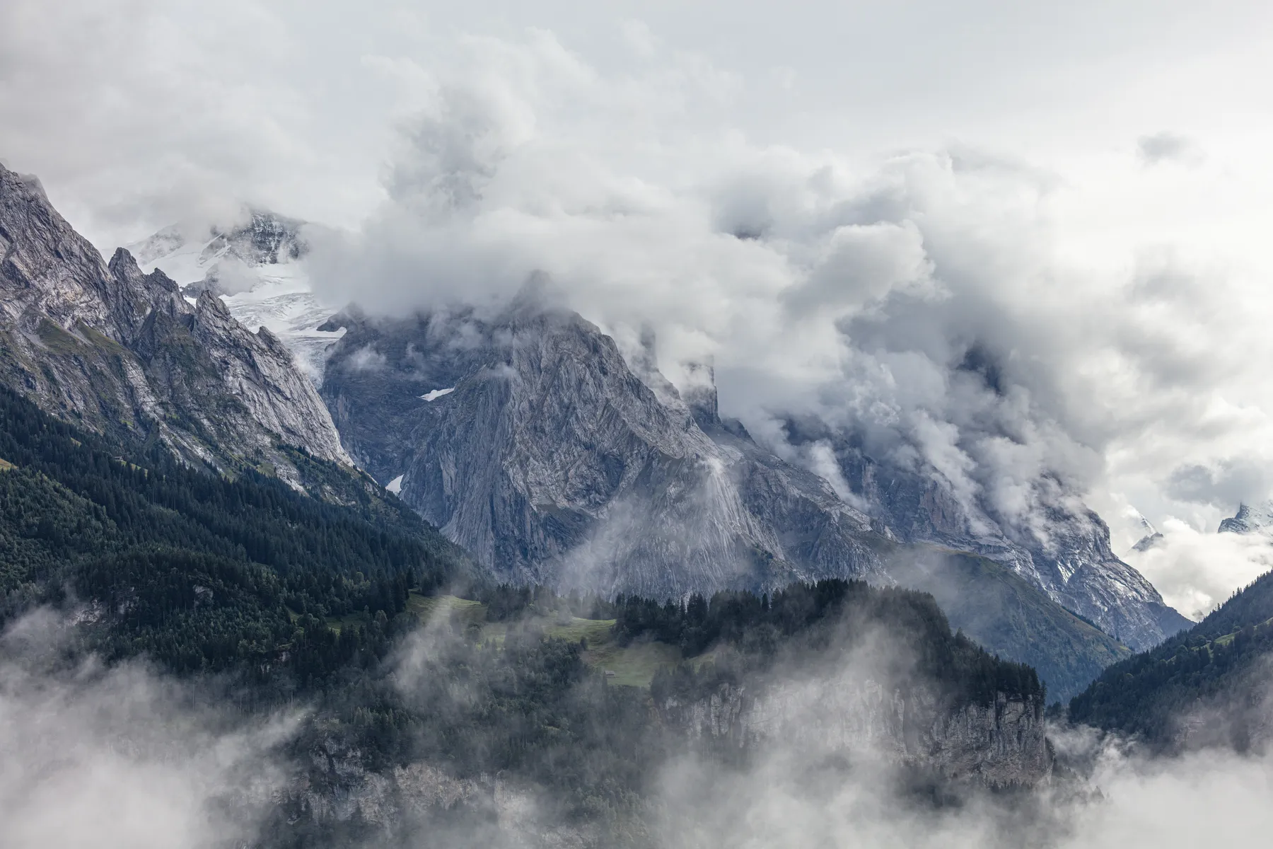 Landschaftsfotografie einer nebligen Alpenlandschaft in der Schweiz