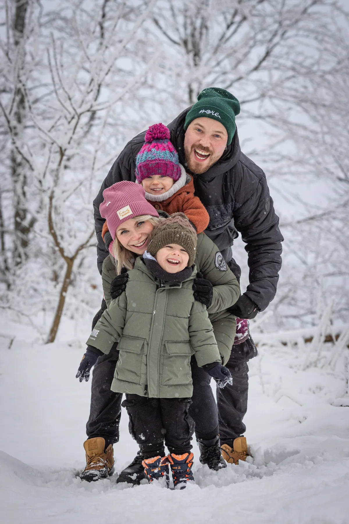 Authentische Portraitfotografie im Erzgebirge mit Familie im Winter