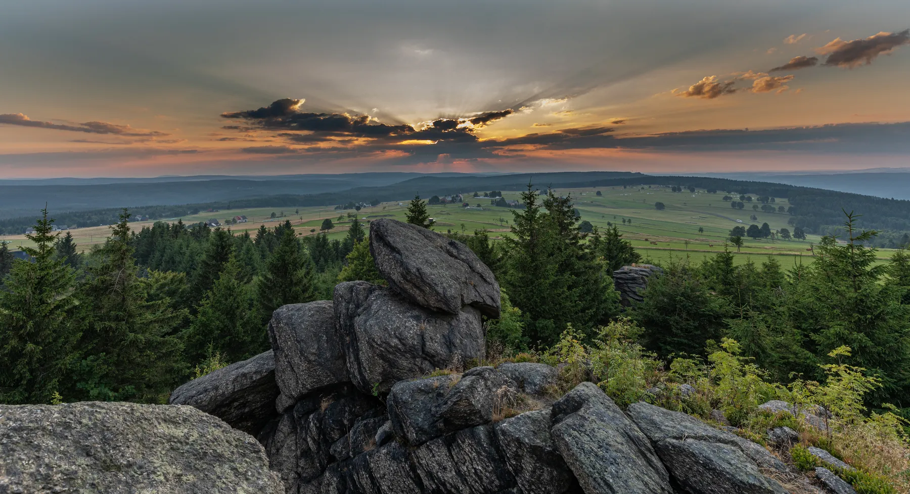 Felsformation mit Blick über Landschaft und Wälder im Erzgebirge