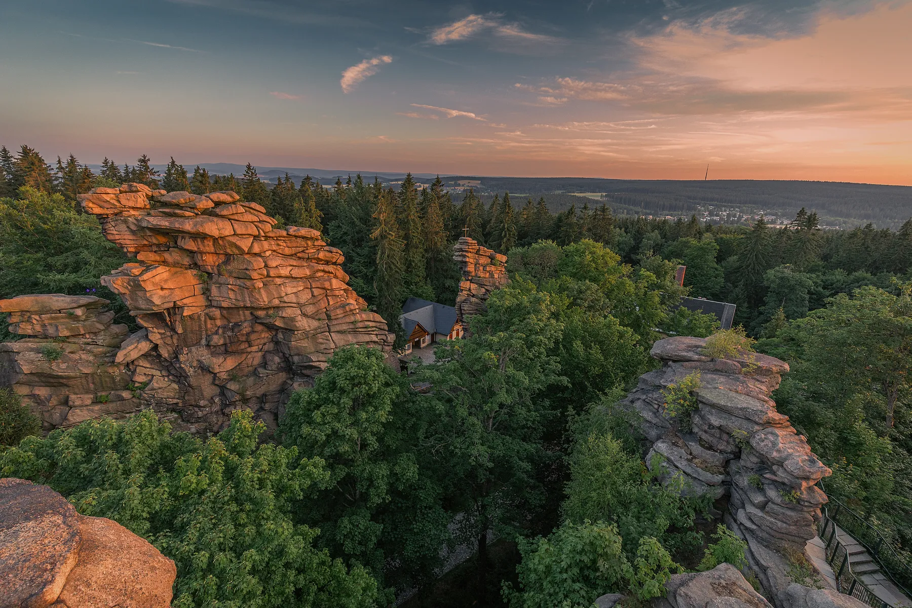 Felslandschaft der Greifensteine bei warmem Abendlicht im Erzgebirge