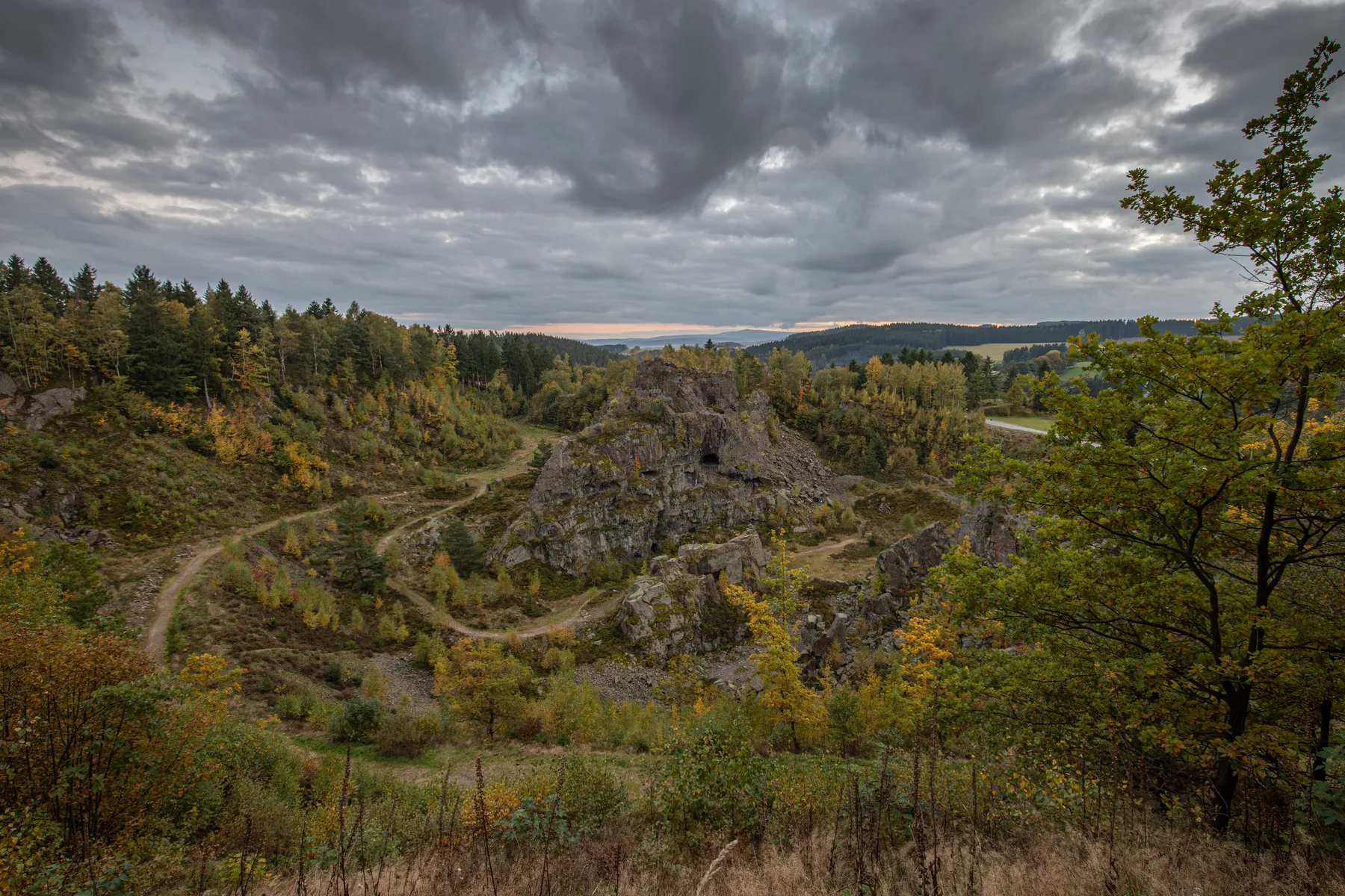 Binge in Geyer mit ihrenFelsformation in herbstlicher Landschaft mit Wegen und freiliegendem Gestein