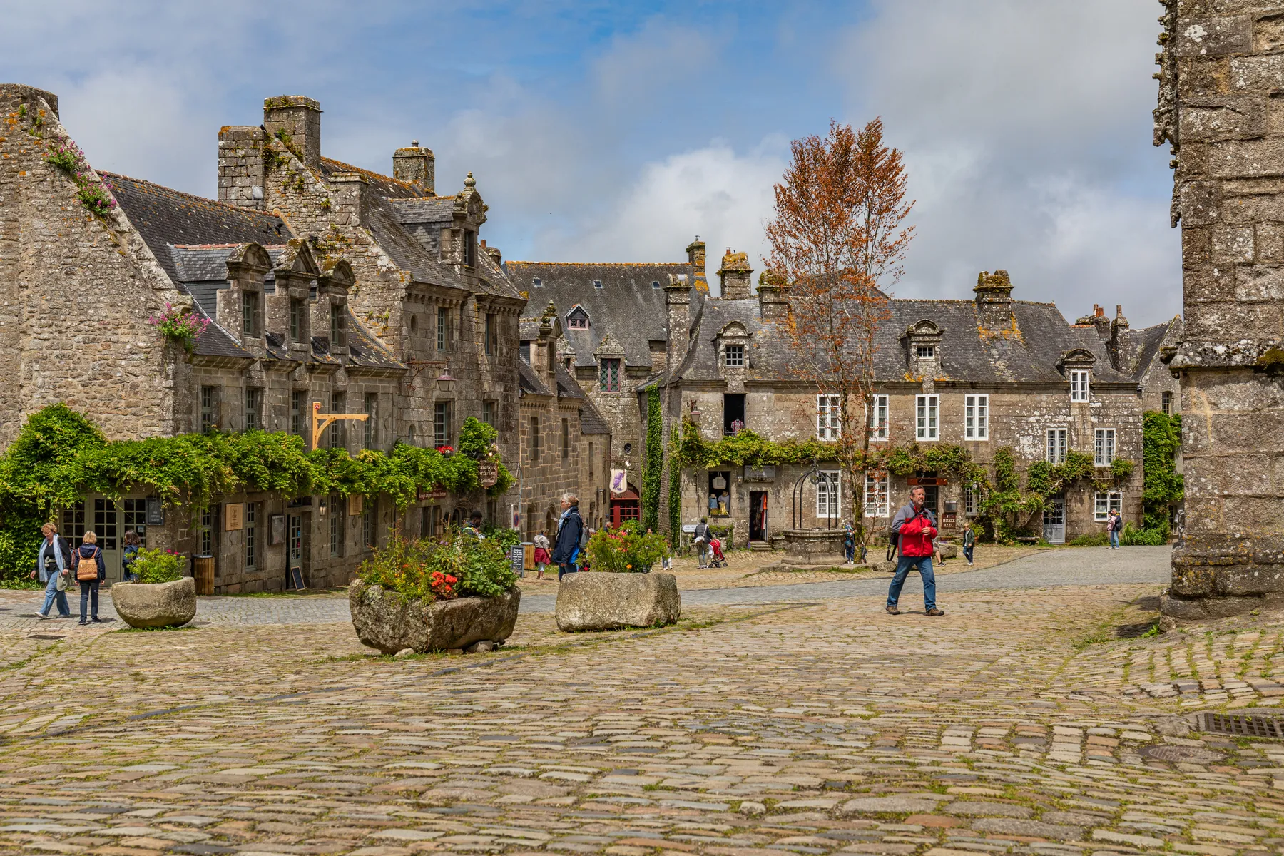 Landschaftsfotografie eines gepflasterten Dorfplatzes einer mittelalterlichen französischen Stadt der Bretagne