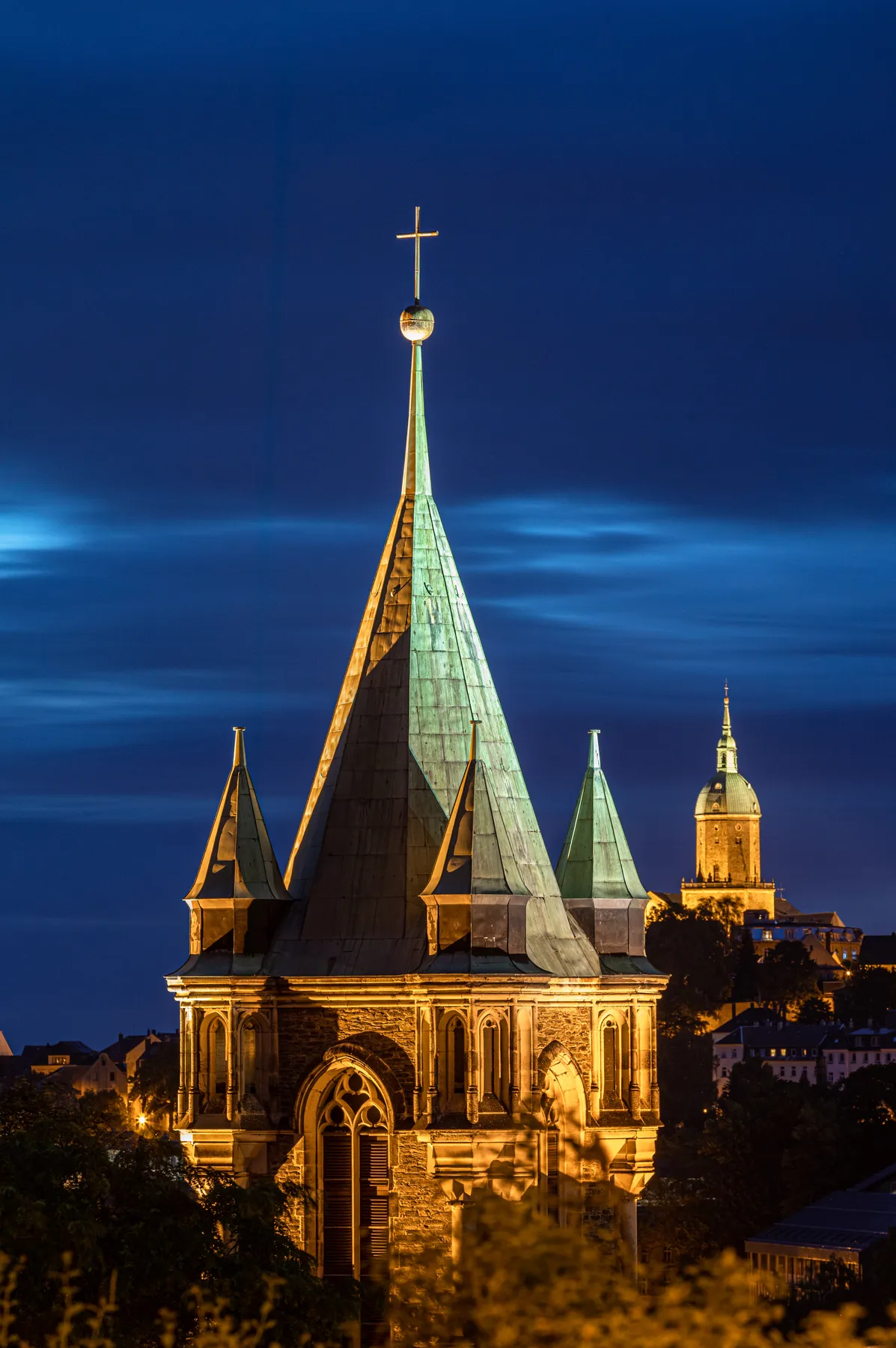 Kirchturm der Sankt Katharinenkirche und St. Annenkirche in Annaberg-Buchholz bei Nacht im Erzgebirge
