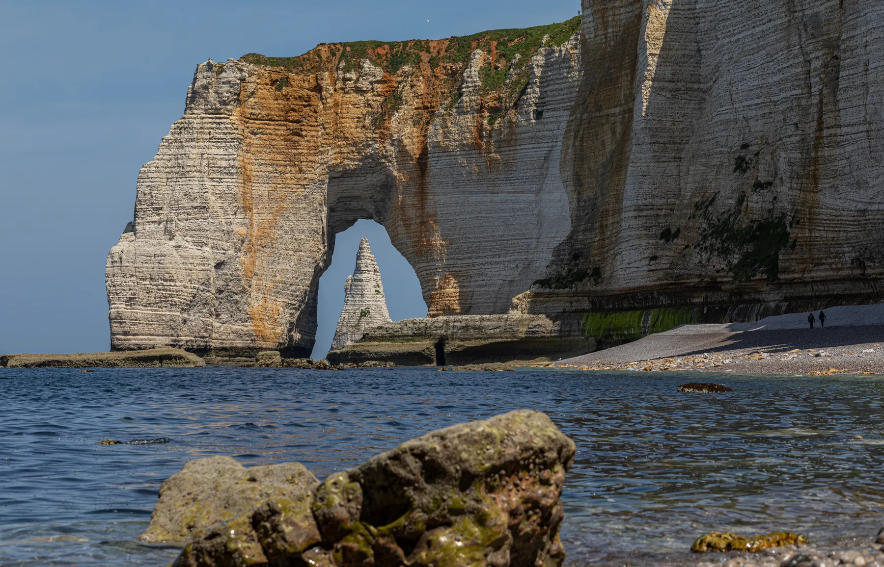 Landschaftsfotografie der hohen Kreidefelsen der Alabasterküste in der Normandie bei Étretat