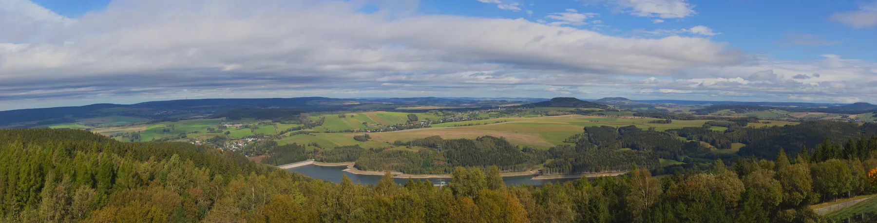 Panoramablick vom Pumpspeicherwerk Markersbach über Felder, Wälder und Dörfer in abwechslungsreicher Erzgebirgslandschaft.