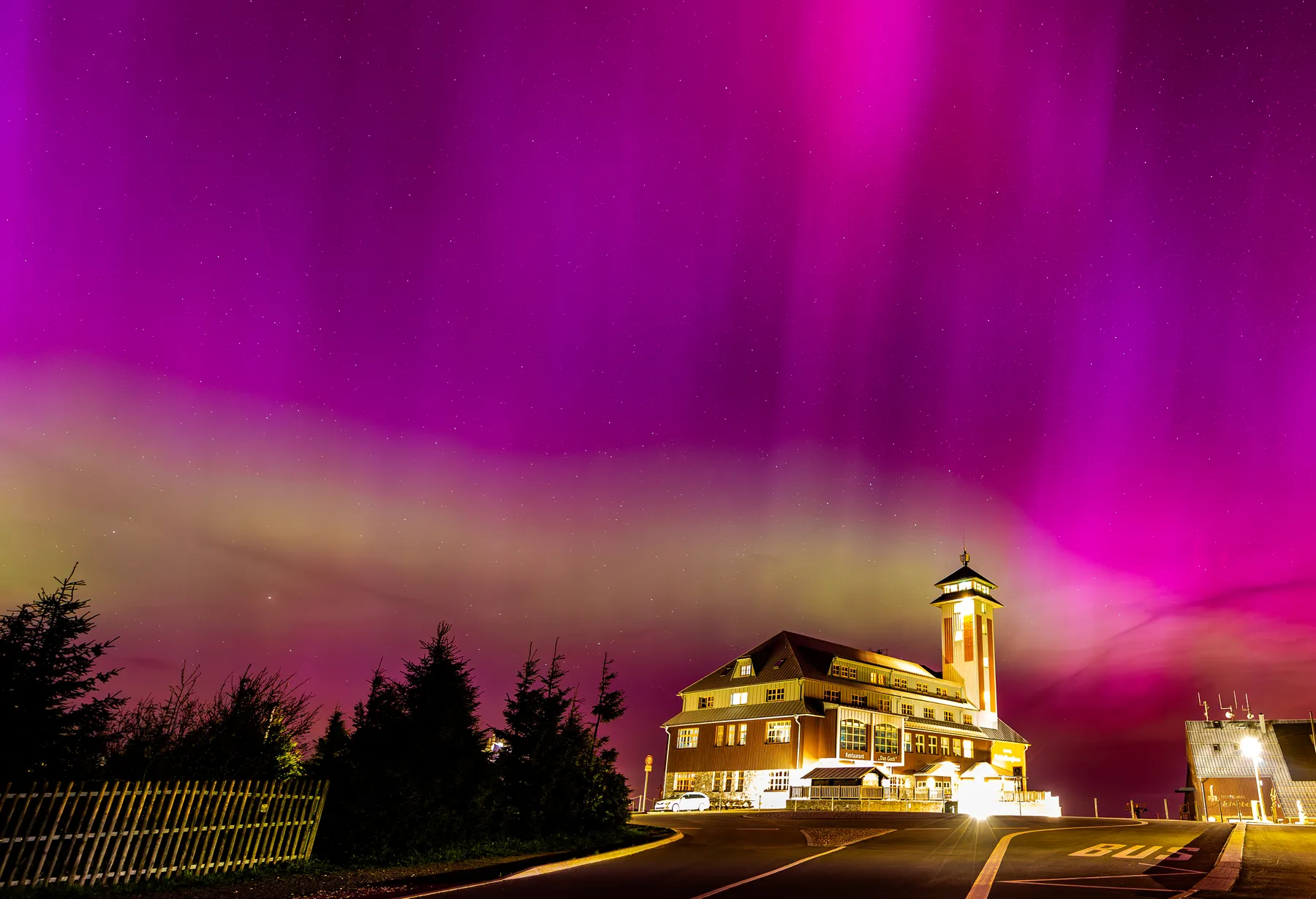 Fichtelberghaus unter lila, grün und rötlichem Himmel durch einen Sonnensturm