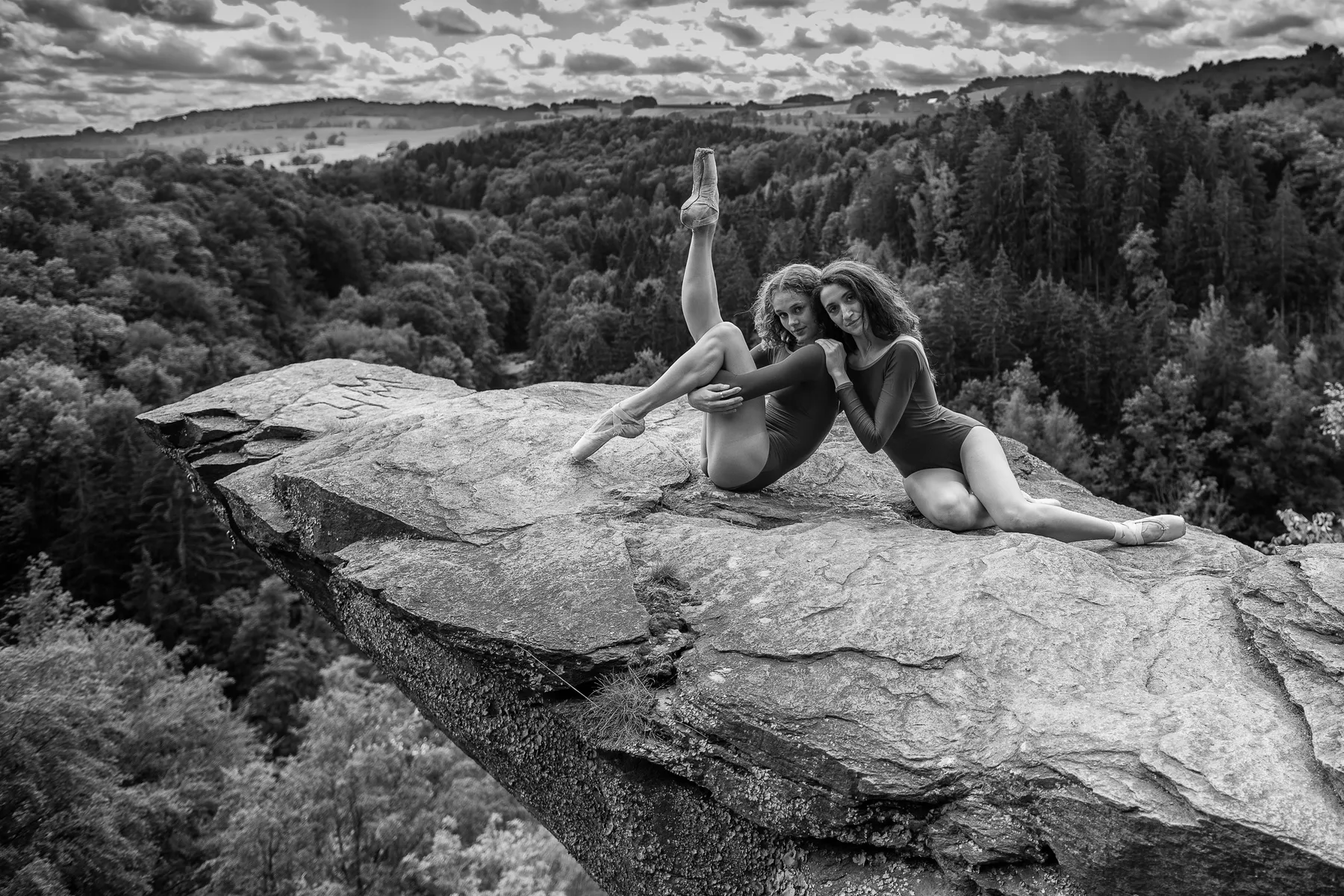 Zwei Balletttänzerinnen auf der Brückenklippe hoch über dem Zschopautal im Erzgebirge