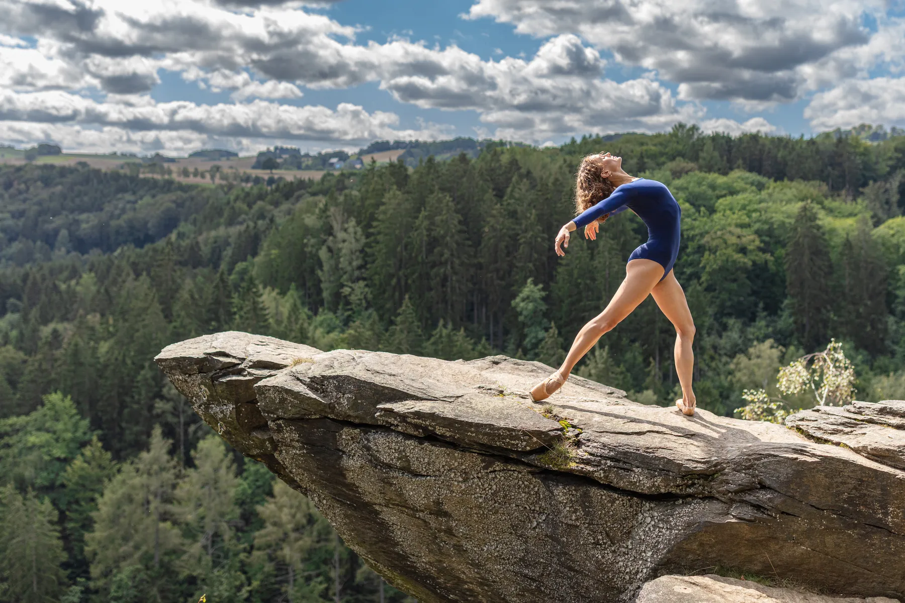 Ballerina auf der Brückenklippe in der Wolkensteiner Schweiz im Erzgebirge