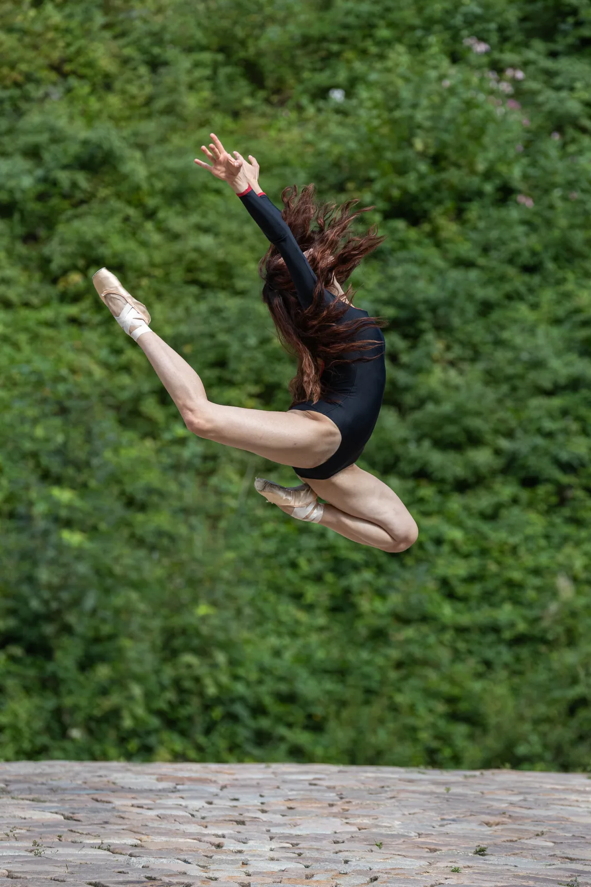Ballerina auf einer historischen Steinbrücke über der Zschopau in der Wolkensteiner Schweiz im Erzgebirge