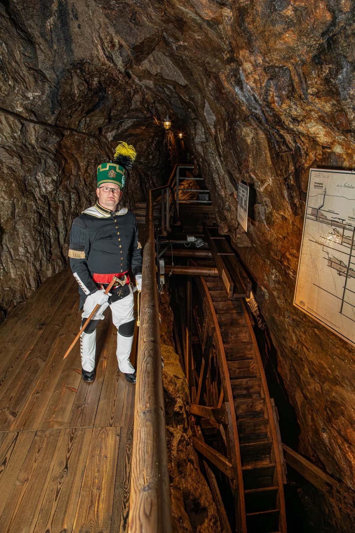 Bergmann am großen Wasserrad im Markus-Röhling-Stollen